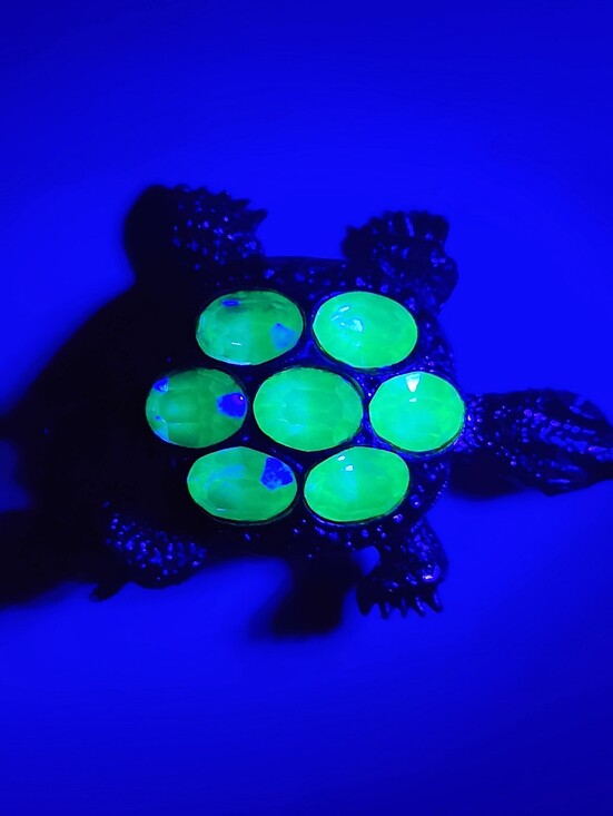 Vintage Jewelry - 🐢 Vintage Green Uranium Glass Turtle Pin